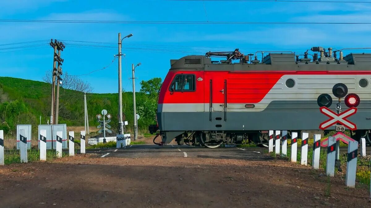 Железнодорожный переезд. Грузовой поезд. Товарный поезд. Поезд на переезде.