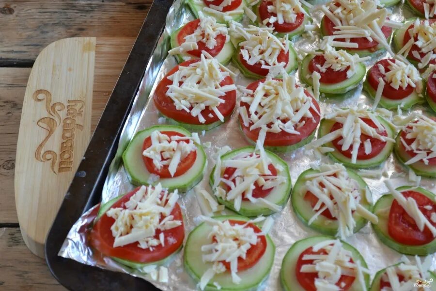 Кабачки сыром и чесноком помидорами рецепт. Кабачки с помидорами и сыром. Кабачок помидор сыр. Кабачки в духовке с помидорами. Кабачки с помидорами и сыром в духовке.