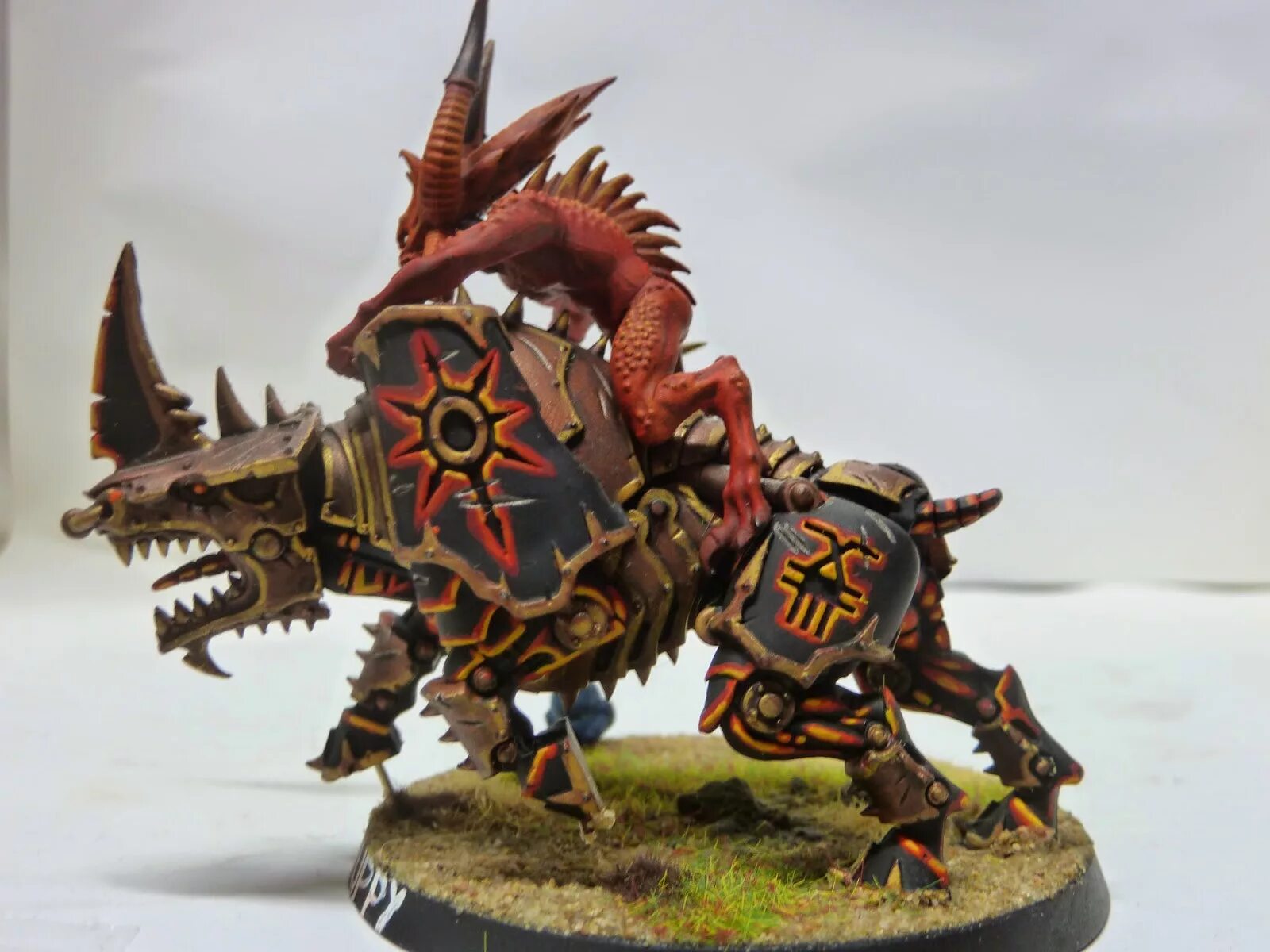Khorne. Daemons of khorne bloodcrushers. десантники хаоса фигурки кхорн. кхорн статуя. khorne ящер.