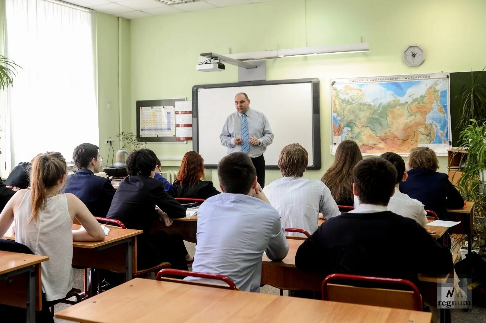 Урок истории в школе. Уроки политики в школах. Школьники в школе. Учитель в школе. Учитель в школе.