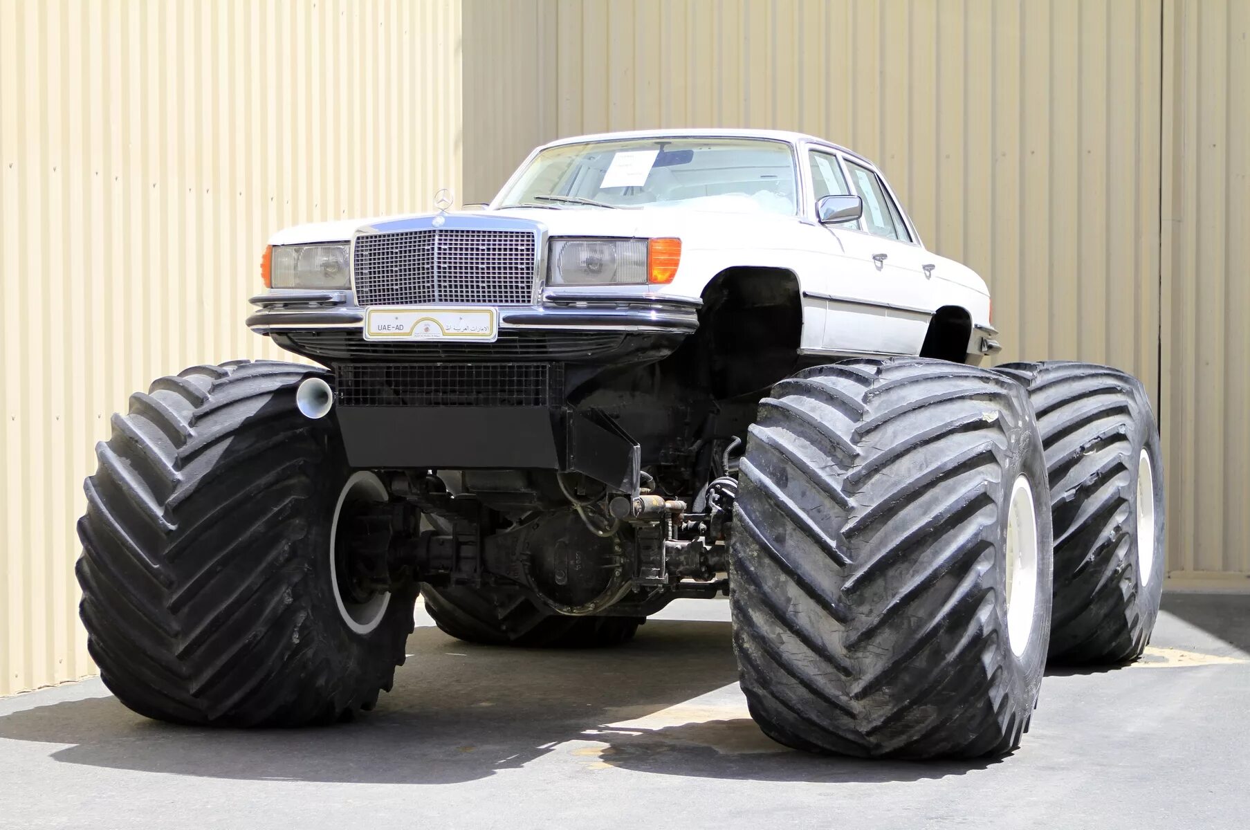 колесо грузовика. машина с 100 колесами. колесо фуры. самые большие автомобильные колеса.