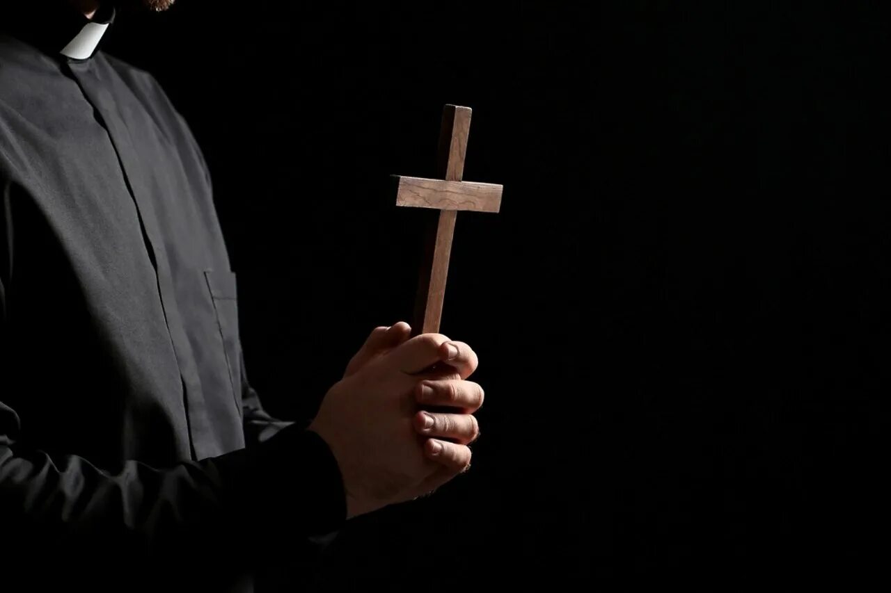 Католический священник 6 букв кроссворд. Пастор католической церкви. Священник католик. Католический служитель. Католический Пастырь.