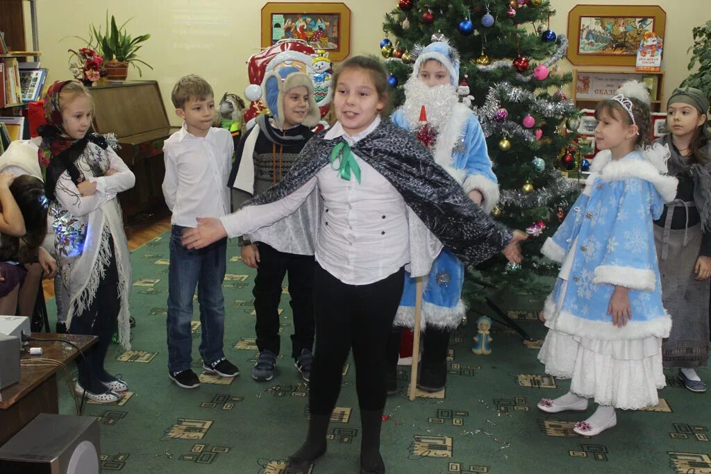 Новый год в школе фото. Новый год в школе начальные классы. Новогодний утренник для школьников. Новогодний утренник в начальных. Новогодний утренник в классе.