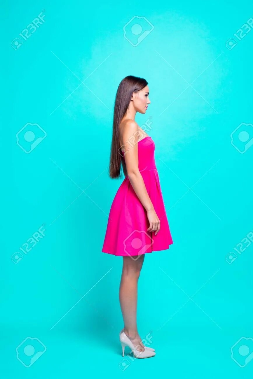 Розовый платье зо. Женщина вид сбоку во весь рост. Standing girl straight. Side Full.