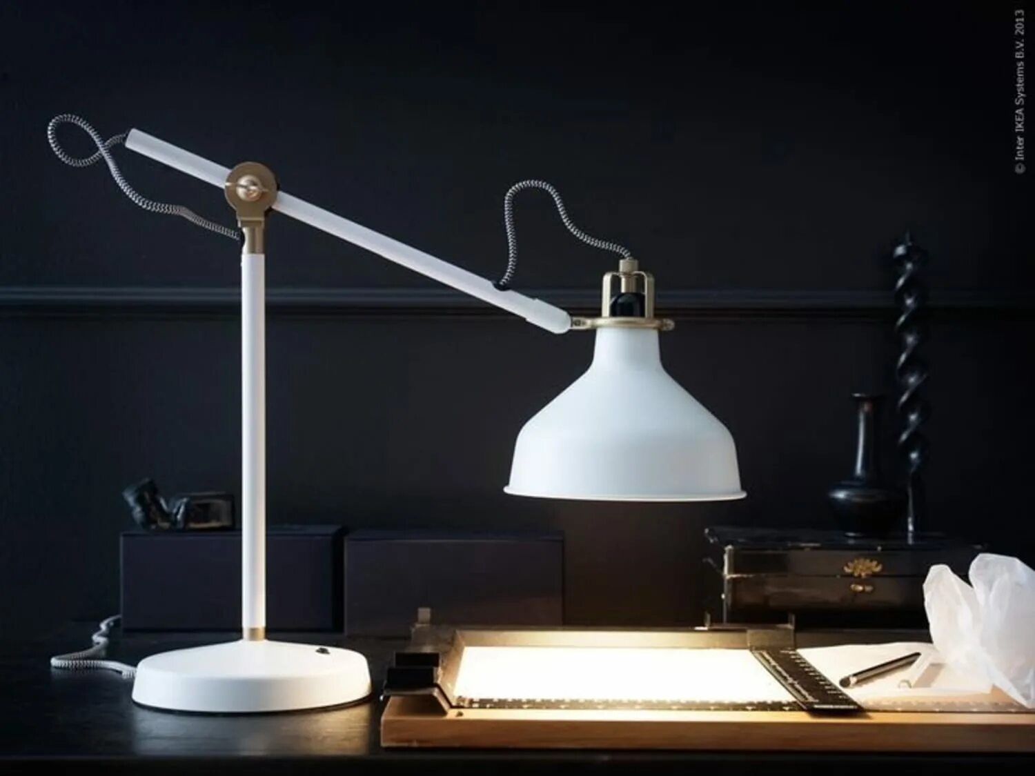 Лампочка в квартире. Недостаточная освещенность рабочего места. Подвесные светильники для офиса. Норма освещённости рабочего помещения офиса. Настольная лампа икеа ранарп.