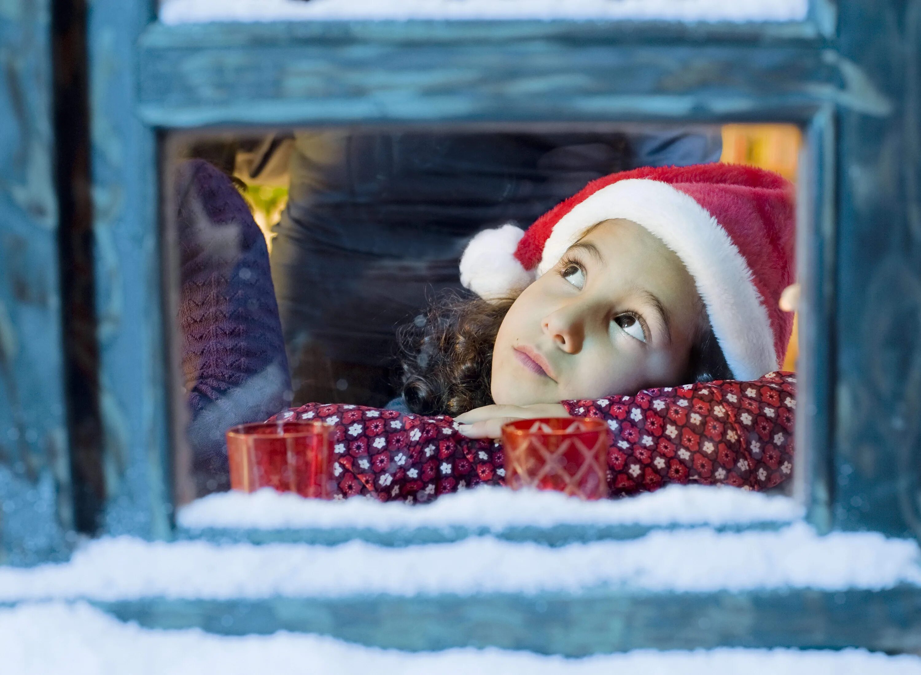 Новогоднее чудо. Дети в Рождественском окне. В ожидании новогоднего чуда. Ребенок в ожидании новогоднего чуда.