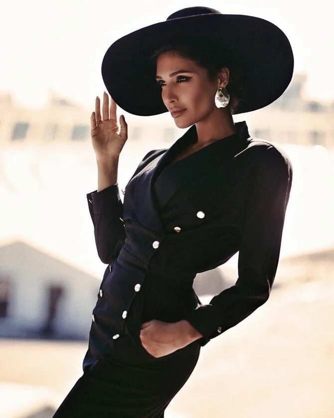 Стиль элегантных женщин. Элегантная фотосессия. Женщина сохраняет. Фотосессия в деловом стиле на улице. Элегантная девушка.