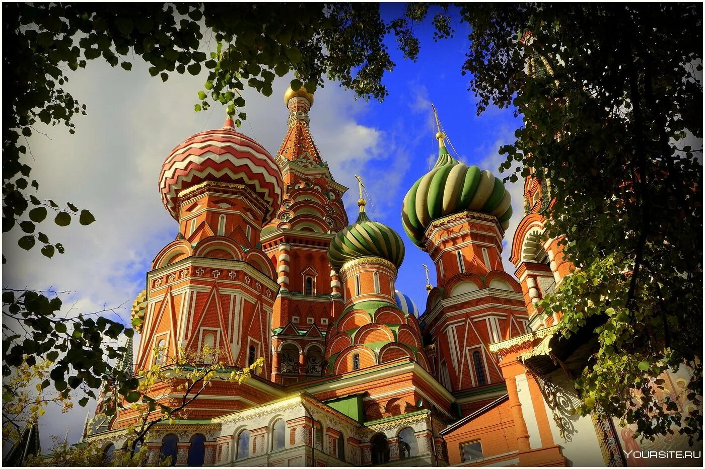 Храм василия блаженного работает. Храм василия блаженного (1554 – 1561). Храм василиябаненного. Купола храма василия блаженного. Покровский собор (василия блаженного) в москве год.