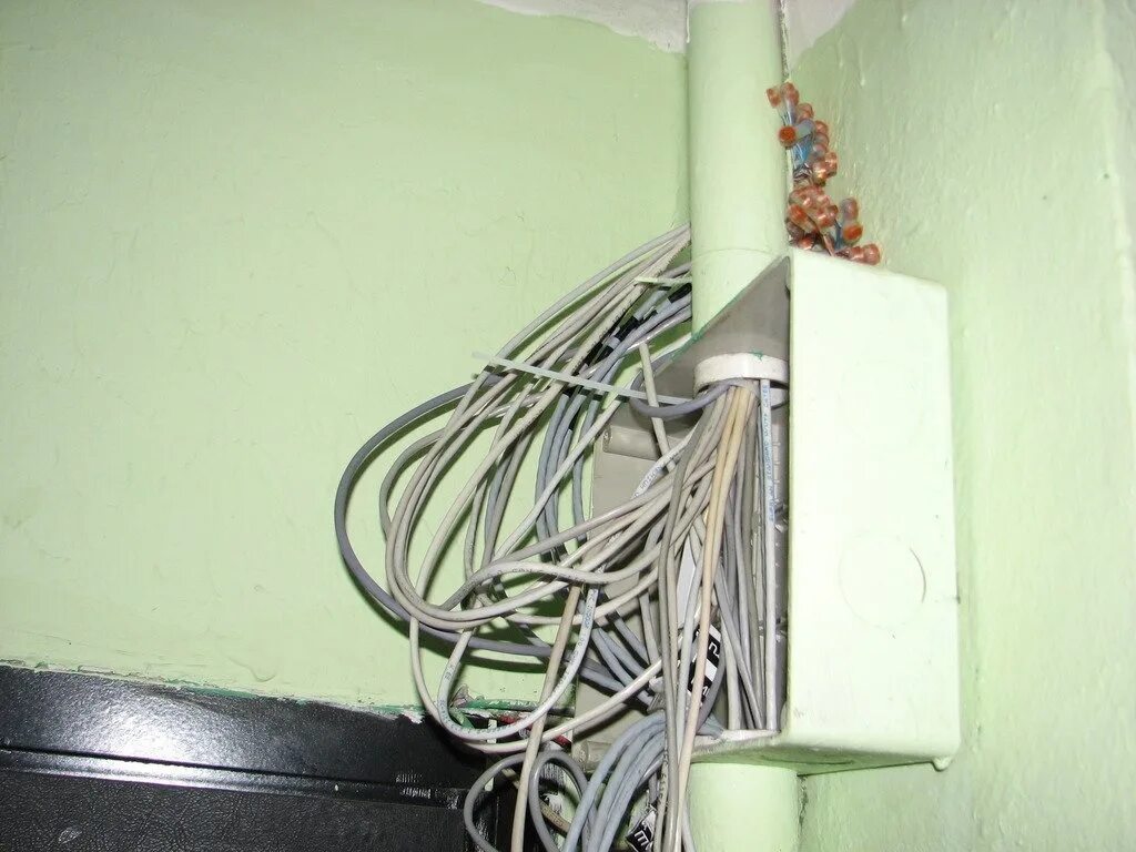 Интернет в квартире дом ру. Ростелеком GPON В подъезде. Прокладка кабеля в подъезде. Интернет кабель в подъезде. Интернет провода в подъезде.