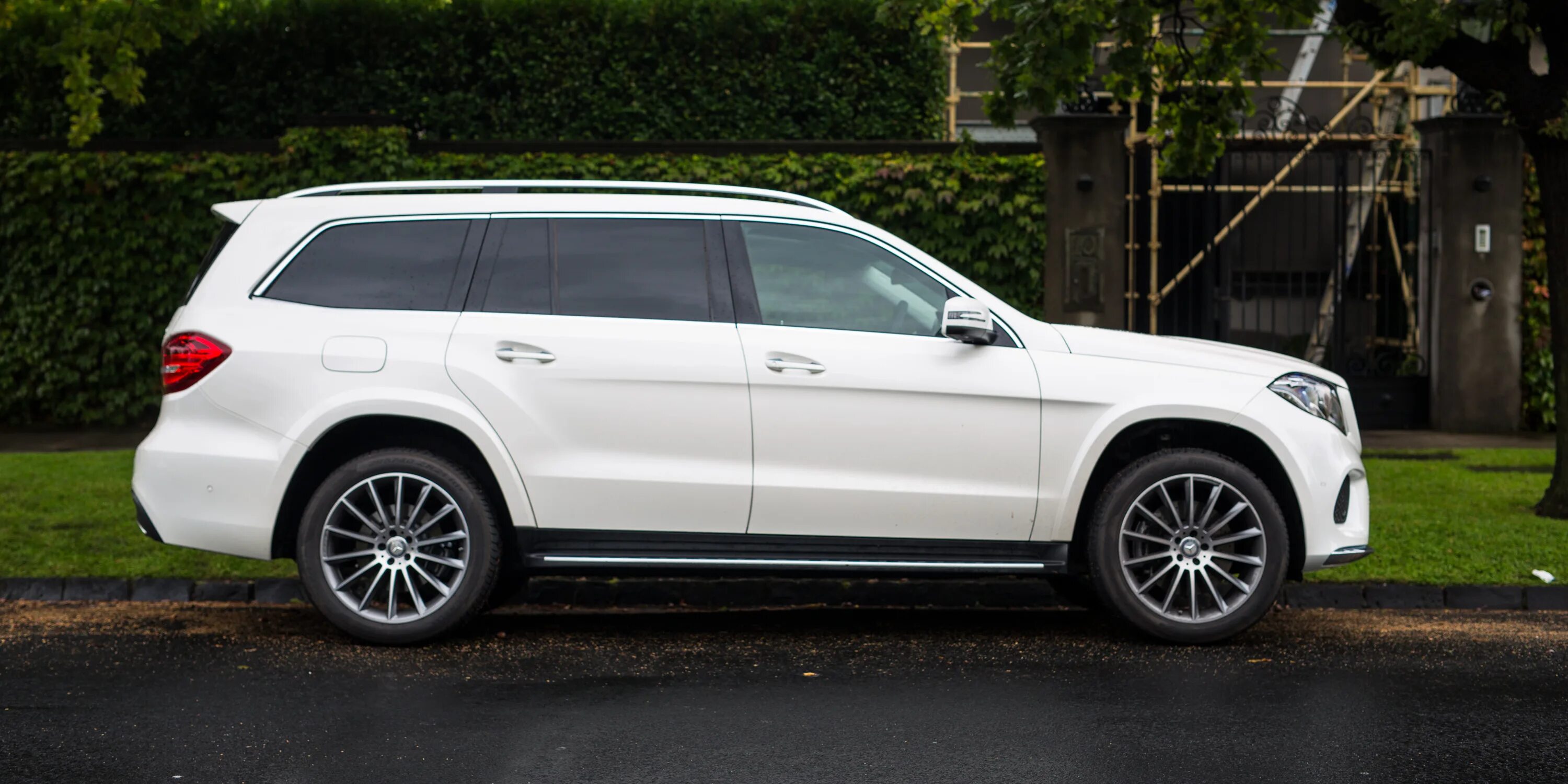 Gls обзор. Mercedes gls 2016. marzdis gls 2016. mercedes-benz gls 63 сбоку. gls 500.