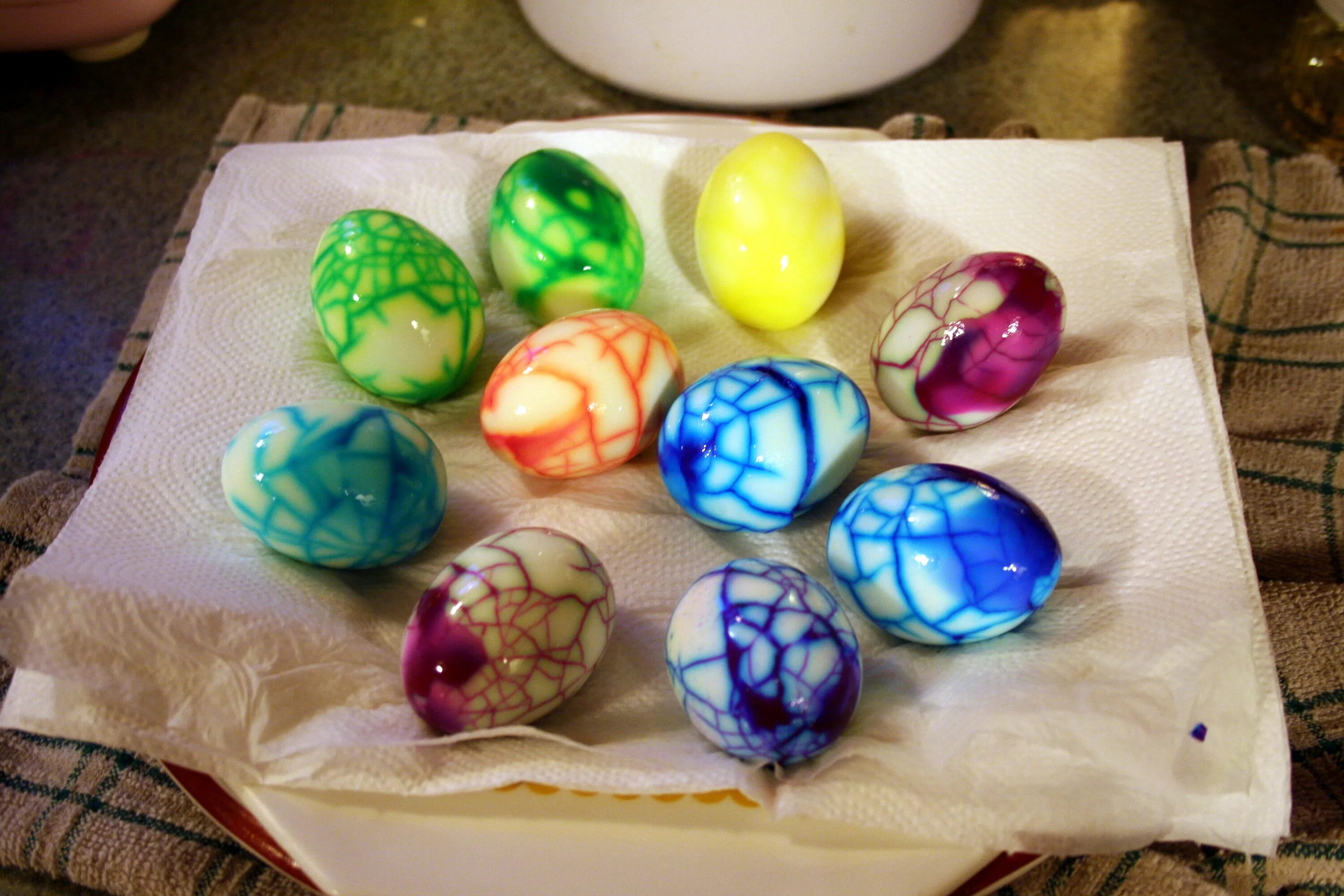 Окрашивание пасхальных яиц. Пасхальные яйца способы окрашивания. Красим яйца на Пасху. Необычное окрашивание яиц. Яйца на пасху без красителей