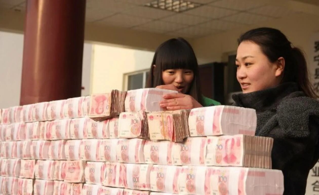 Китай руб. Китаец с рублями. Китайский рубль. 5 Рублей в Китае. 500 000 в рублях на сегодня