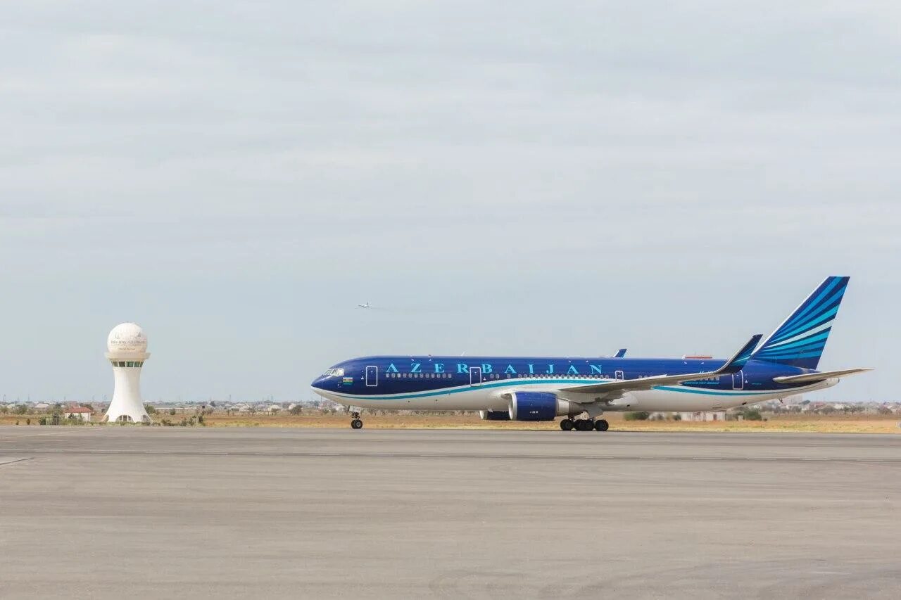 Самолет баку москва. Azal azerbaijan. Люди выходят из самолета. Самолет баку москва. Азал азербайджанские авиалинии.