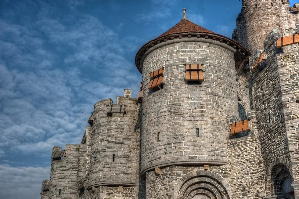 Известный средневековый замок. Донжон в средневековом замке. Крепость Мец донжон. Замок Гравенстен Бельгия. Замки раннего средневековья в Европе.