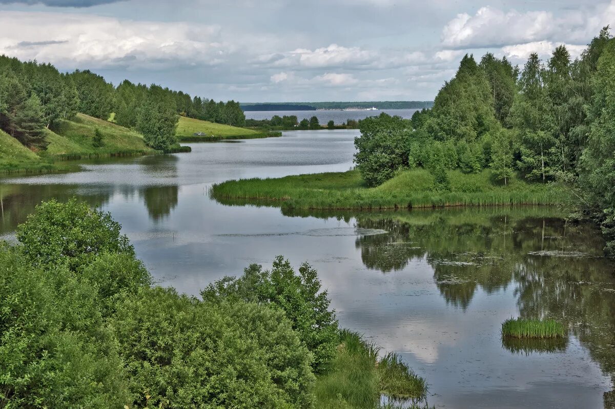 Ока самый крупный приток волги. Дубна (приток Волги). Река Дубна впадает в Волгу. Верхняя Волга река. Фотографии реки Волги.