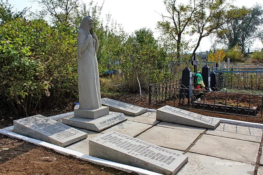 Кладбище сальск. Могила орловского. поселковое кладбище.