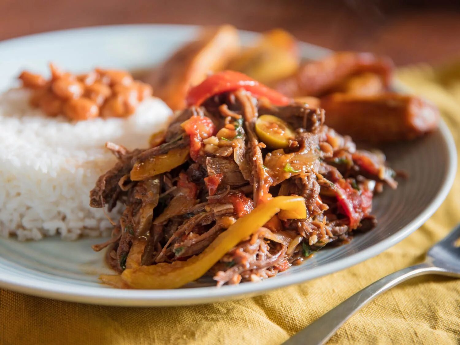 Мясо по мексикански. Ропа Вьеха. Ropa vieja | Ропа Вьеха. Ропа Вьеха кубинское блюдо. Ropa vieja блюдо.