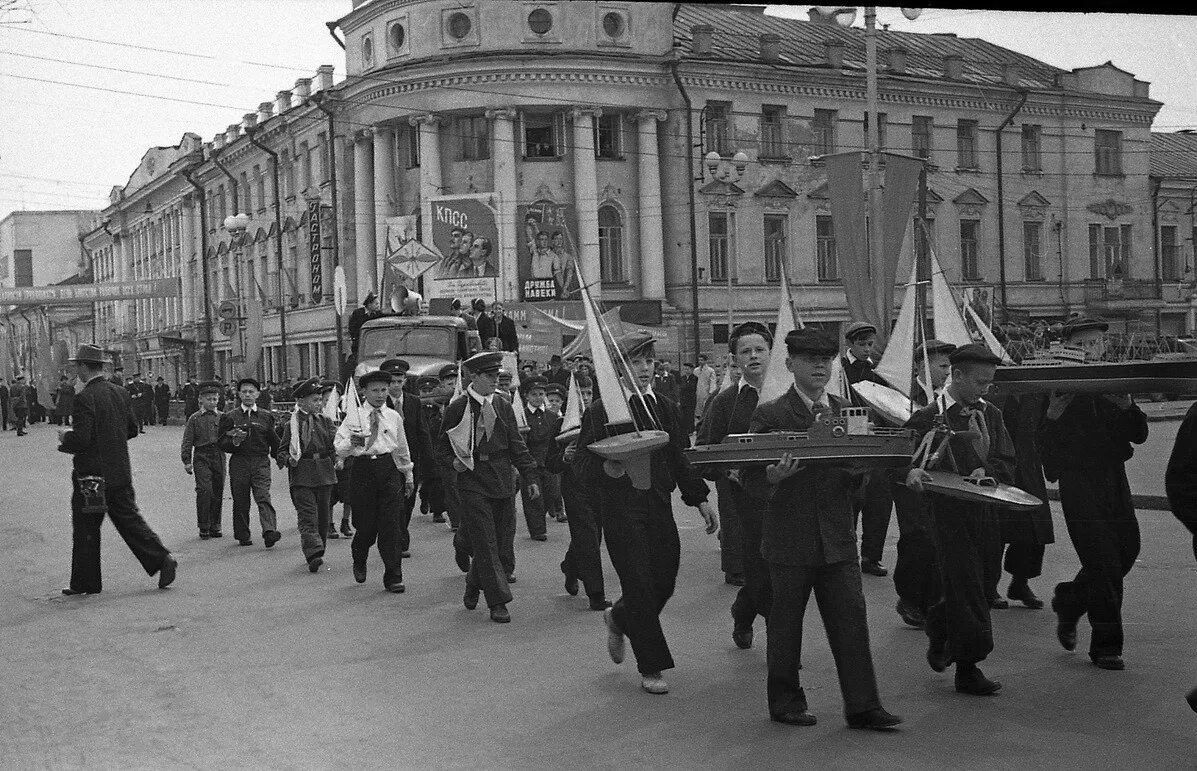 1 мая 70. 1 Мая Кострома. Советская демонстрация. Кострома в советские годы. Кострома в 90-е годы.