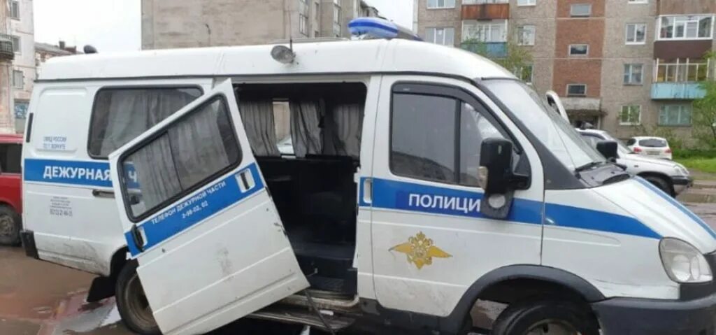 Водитель на дежурной машине врача. Водитель дежурного автомобиля. Водитель и автомобиль. Водитель дежурного автомобиля. Водитель дежурного автомобиля.