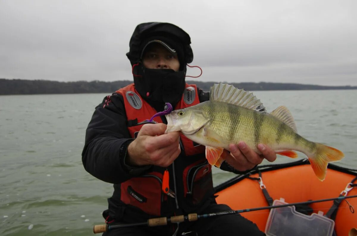 Пропустить рыбу. Мужик с рыбой в руках. Пропустить рыбу. Пропустить рыбу. Пропустить рыбу.