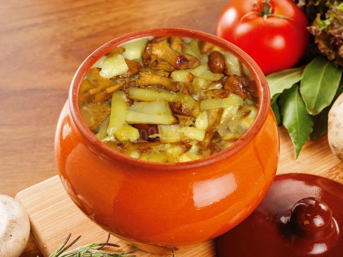 Мясо с картошкой в горшочке со сметаной. Картошка с грибами в горшочках. картофель с грибами в горшочке. картошечка с грибами в горшочках. жаркое с грибами в горшочках.