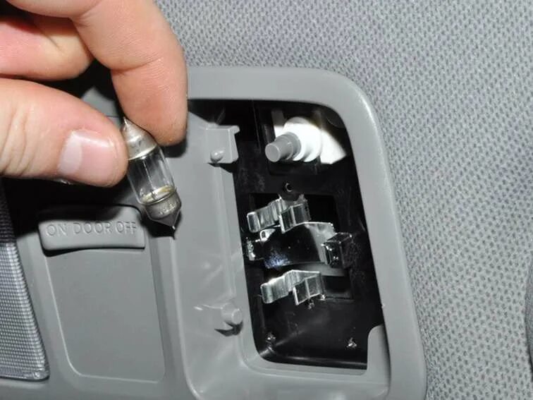 Chevrolet cruze плафон освещения. Лампочка подсветки козырька toyota land cruiser 2014. Лада приора люкс лампочки салона. Как поменять салонную лампочку. Лампа освещения салона kia rio 4.