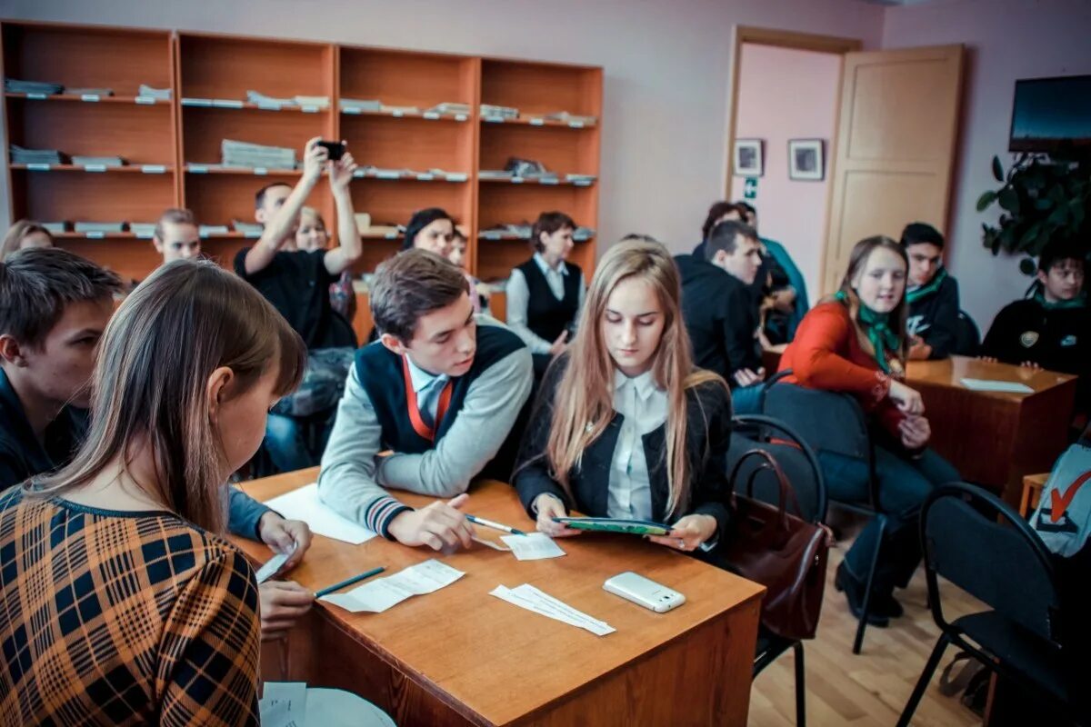 Подростки в школе. Старшеклассники на уроке. Урок Старшие классы. Старшеклассники за партой.