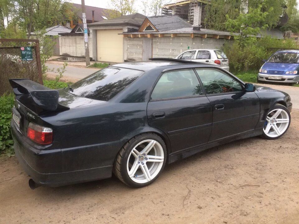 Toyota chaser jzx100 te37 r18. Тойота чайзер с проставками 25мм. Колеса на чайзер. Chaser 100 диски r17. 17 диски toyota chaser 100.