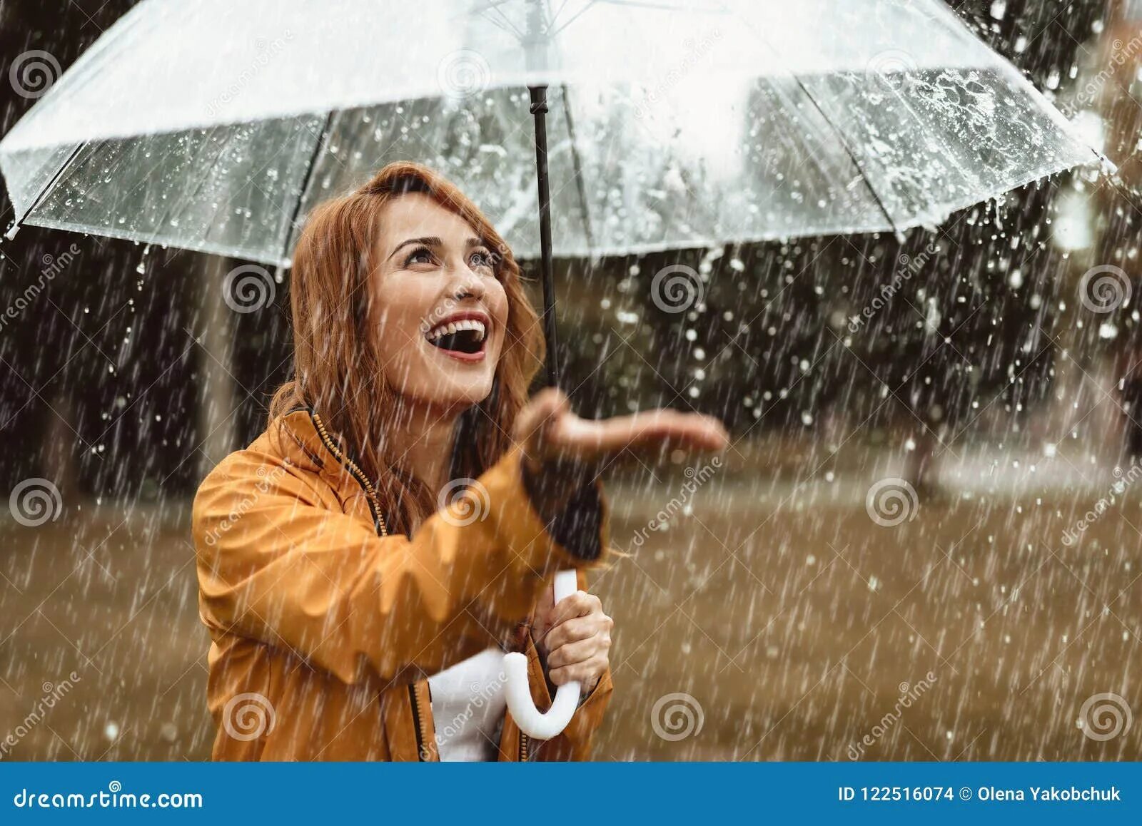Ловить ртом воздух. Девушка ловит капли дождя. Девушка под дождем улыбается. Девушка ртом ловит капли. Девушка ловит капли.
