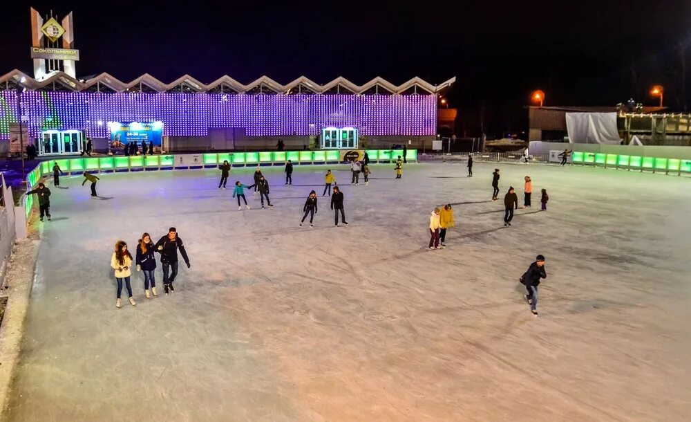 Какой каток в сокольниках. Каток лед в Сокольниках. Парк Сокольники каток лед. Каток «лёд» в парке Сокольники. Каток в Сокольниках открытый.