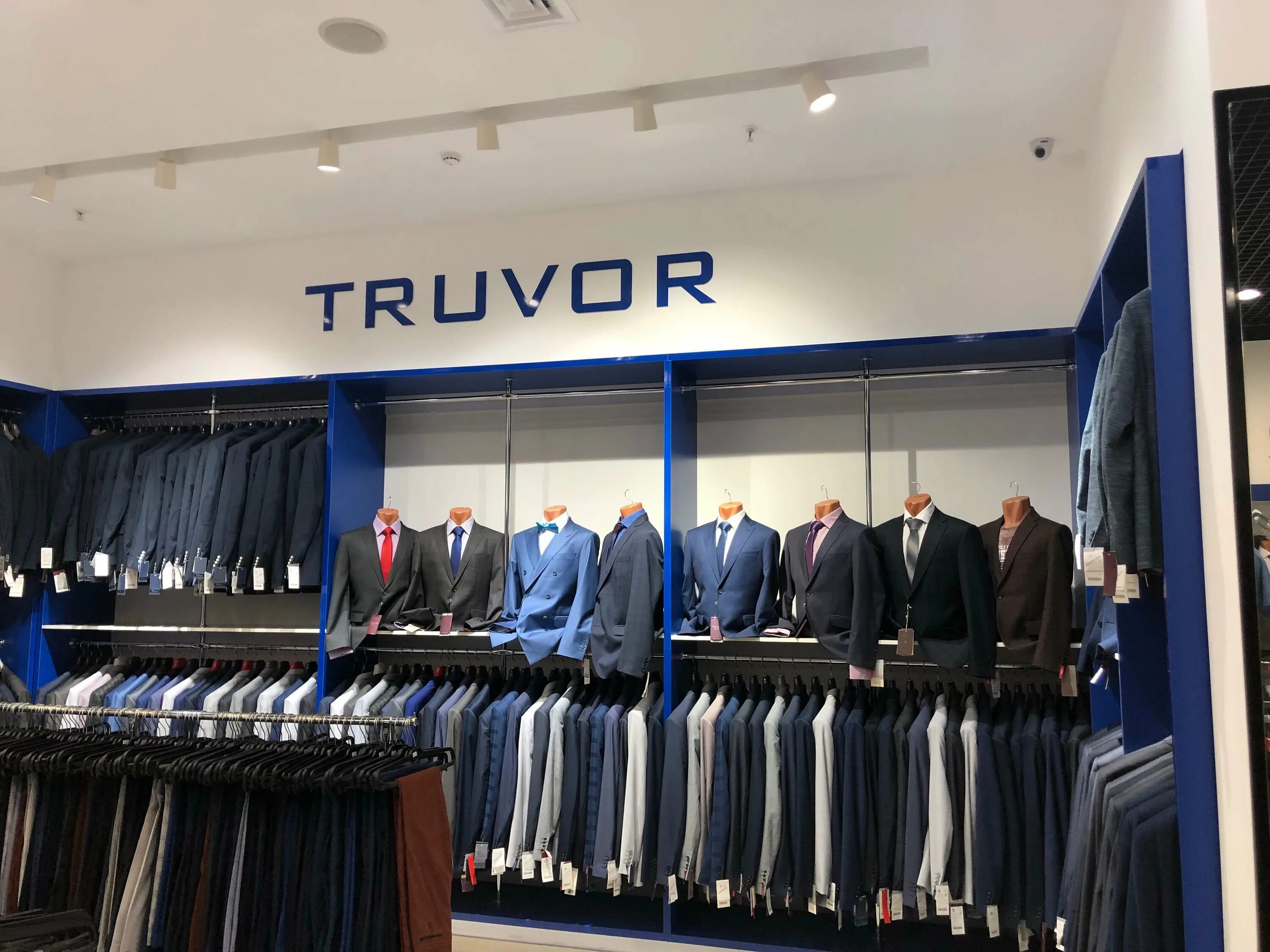 Магазин мужской одежды ростов. Фабрика Truvor Псков. Магазин одежды мужской одежды. Название мужского магазина. Магазин костюмов для мужчин.