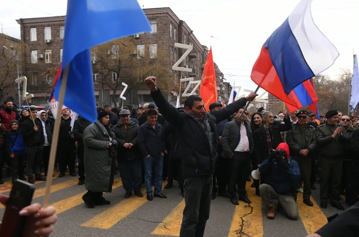 Армения это россия или. Митинг в Ереване в поддержку России. Пророссийский митинг в Ереване. Митинг Армения Украина. Митинги в России.