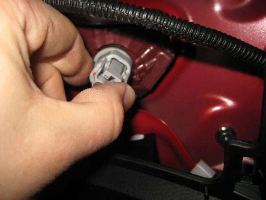 Замена лампочки рав 4. Лампочка стоп сигнала toyota rav4 2014. Лампочка ближнего света тойота рав 4. Лампа ближнего света тойота рав 4 2017. Замена лампочки рав 4.