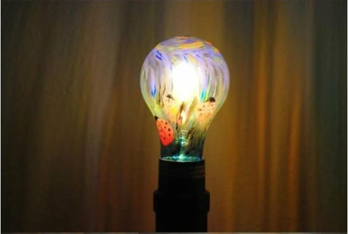 Красивые настольные лампы. Светящаяся лампочка. Сделай лампу цветной. Разбитая лампочка. Гирлянда лампочки в интерьере.