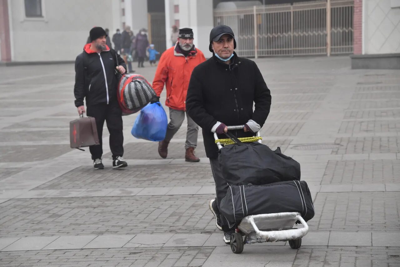 Оставь россия 1. Мигранты в России. Мигранты в Москве. Гастарбайтеры в Москве. Мигранты возвращаются.