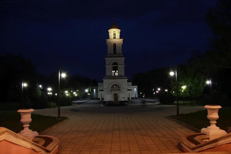 Кишинев европа. Колокольня Кишинев в Молдове. Вечерний Кишинев. Вечерний Кишинеёв. Молдова вечером.