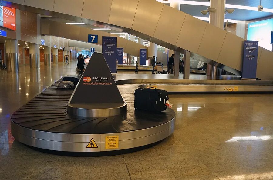 Аэропорт шереметьево внутренний терминал. Зал выдачи багажа в Шереметьево терминал в. Шереметьево терминал д. Шереметьево терминал д внутри. Аэропорт Шереметьево терминал d внутри.