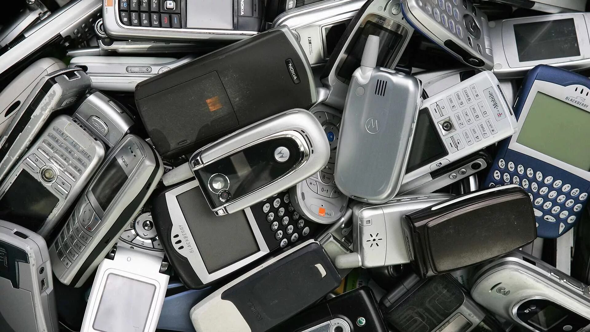 Бесполезный телефон. Много телефонов. Сотовые телефоны много. Куча смартфонов. Куча старых смартфонов.