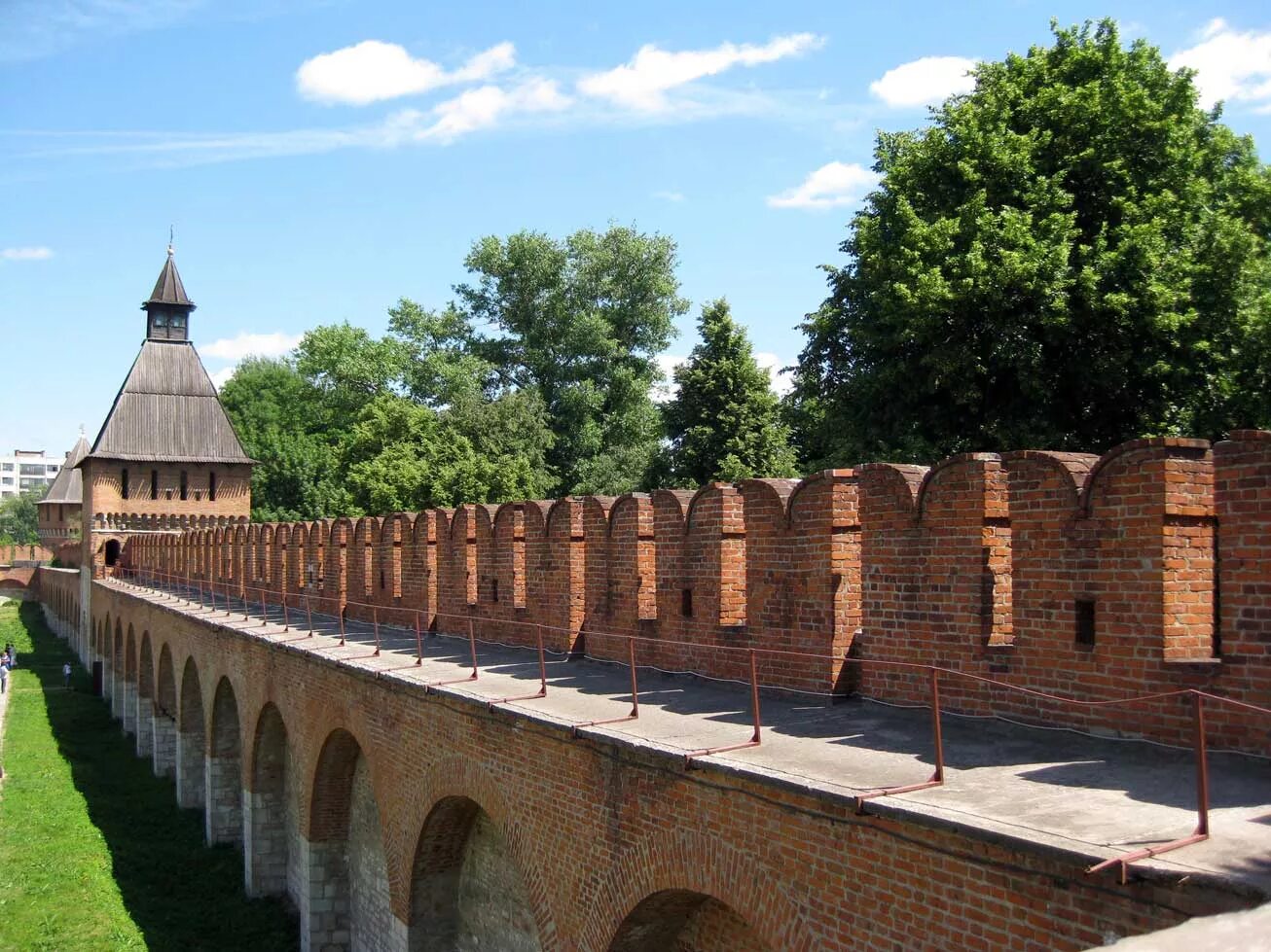 Высота стен кремля. Крепостная стена в Туле. Тула Кремлевская стена. Тула Кремль.