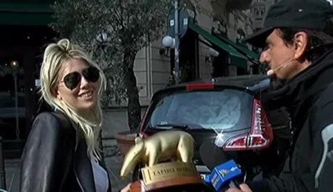 Striscia la notizia, Valerio Staffelli consegna il Tapiro d’oro a Wanda Nar...