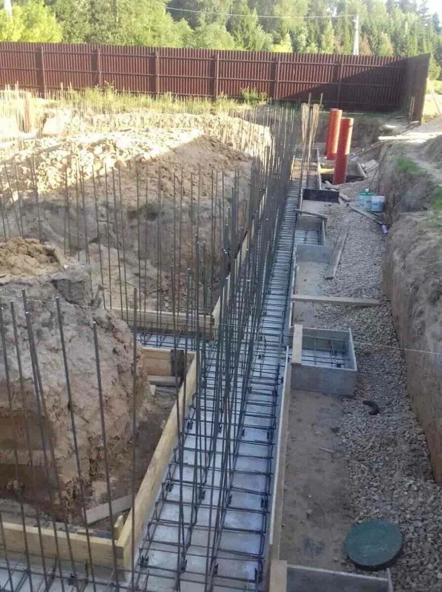 Лента 200 мм фундамент. Фундамент лента с цоколем. Опалубка для мзлф. Т образный ленточный фундамент армирование. Т образный фундамент.