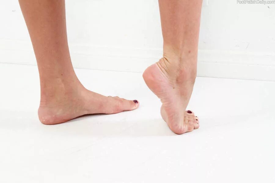 Ivana шугар ноги. Sugar feet. Sugar lyn beard & diane farr. Пяточки девушек великанов. Woman pink feet.