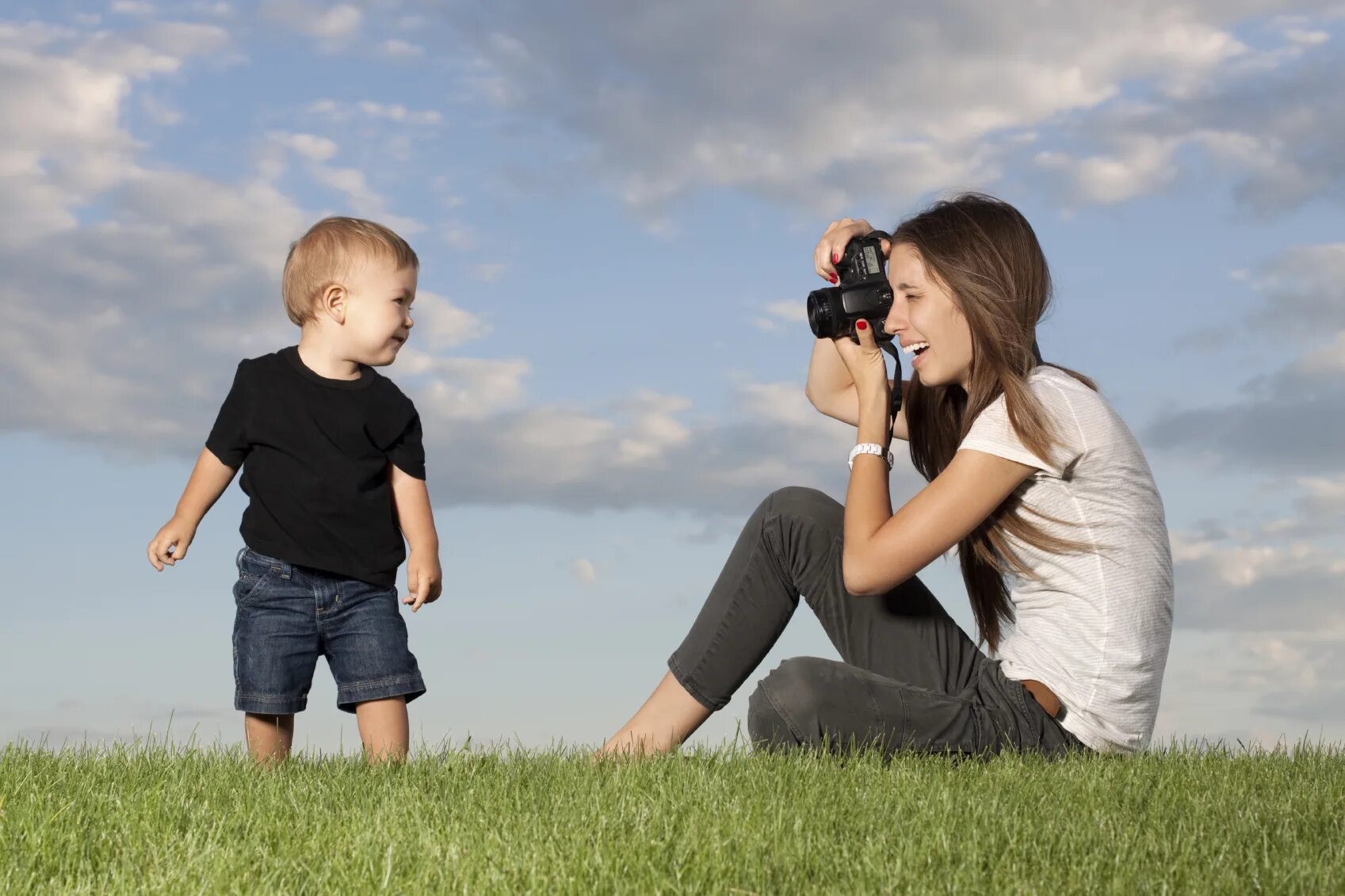 Children like to take. Ребенок фотографирует. Фотограф ребенок. Женщина фотографирует ребенка. Фотограф фотографирует семью.