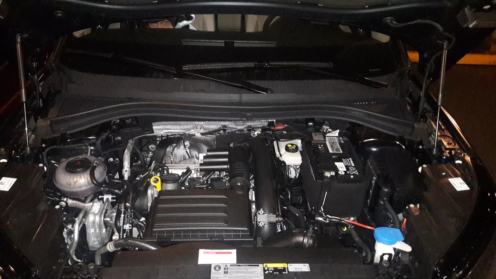 Skoda kodiaq двигатель. Двигатель skoda kodiaq 1.4. под капотом шкода кодиак 1.4. skoda kodiaq аккумулятор. kodiaq 1.4 tsi подкапотное пространство.