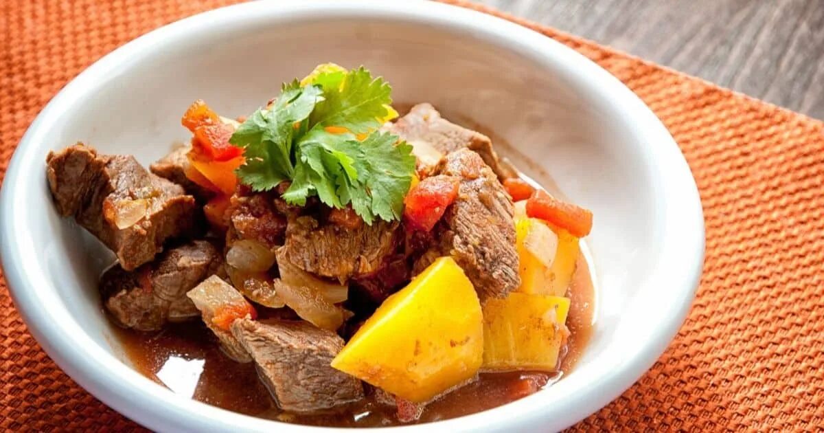 Блюда с айвой и мясом. Мясо с айвой в духовке. Тушеная говядина с айвой. Свинина с айвой. Телятина тушёная с айвой.
