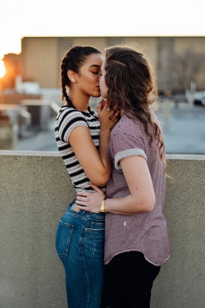 Lesbian подруга. Красивые подруги. Поцелуй подруг. Любовь между девушками. Девушка с девушкой.