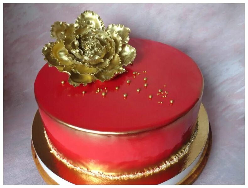 Золотая глазурь. Красно золотой торт. Торт красный с золотом декор. Торт золото с красным. Торт красный с золотом одноярусный.