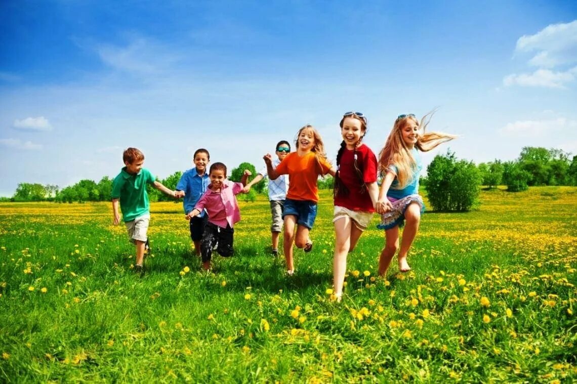 Мирное время группа. Дети и природа. Дети на лугу. Дети на природе летом. Счастливый ребенок.