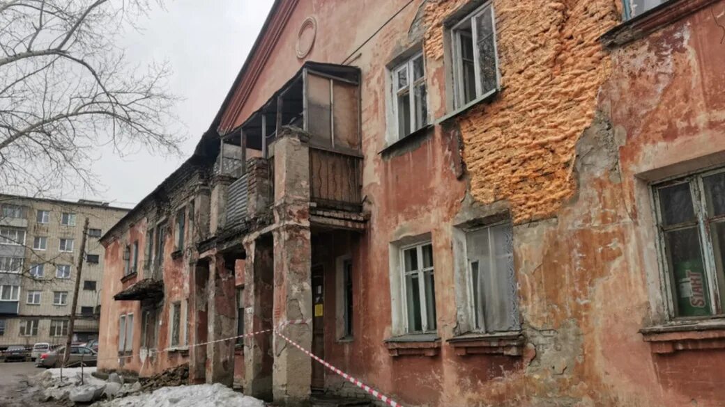 Барнаул бараки. Аварийный дом Барнаул. Аварийные дома в Барнауле Советской армии. Барак здание Барнаул.