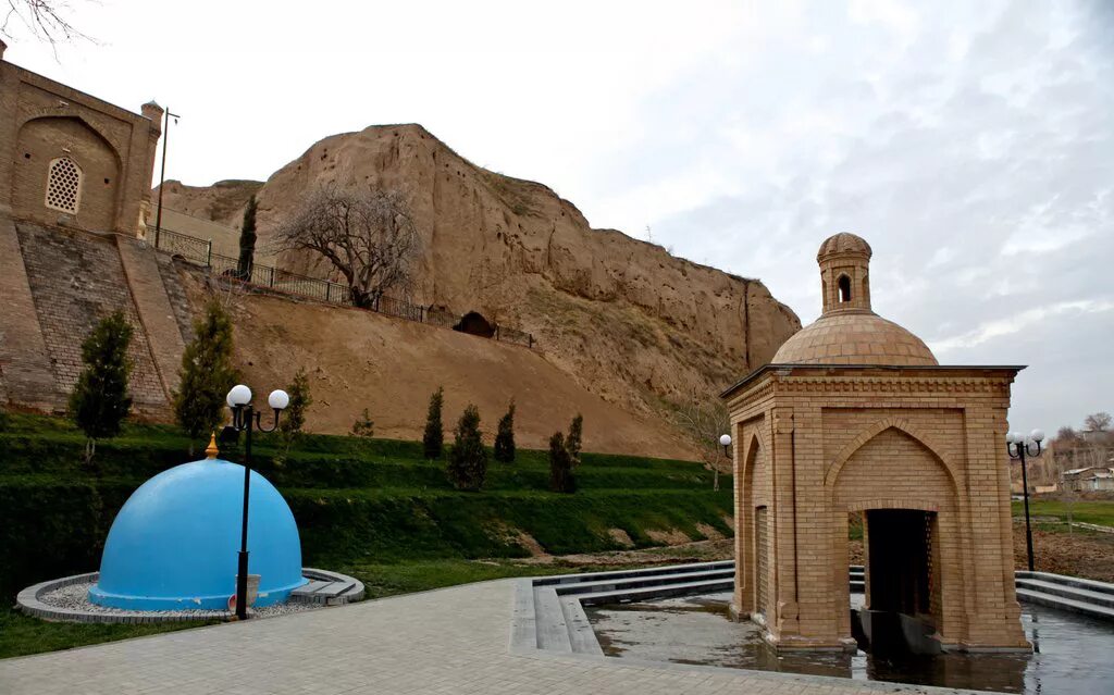 Мавзолеи святых. Мавзолей пророка даниила в самарканде. Мавзолеи святых. Могила пророка даниила в самарканде. Мавзолей ходжи данияра в самарканде.